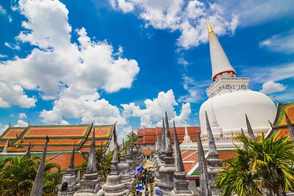 Pagoda de oro en el lugar de culto para el budismo en el sur de th —  Fotos de Stock