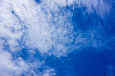 Mavi gökyüzüne karşı beyaz bulutlar 