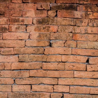 Eski karanlık sıva kahverengi ve boyalı kırmızı tuğla duvar arka plan