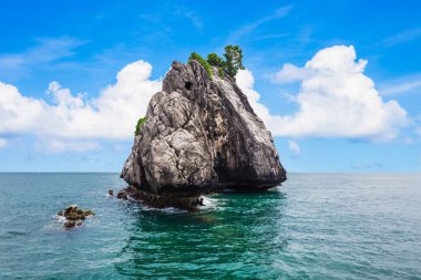 Tropikal rock Adaları, karşı mavi gökyüzü dalış için