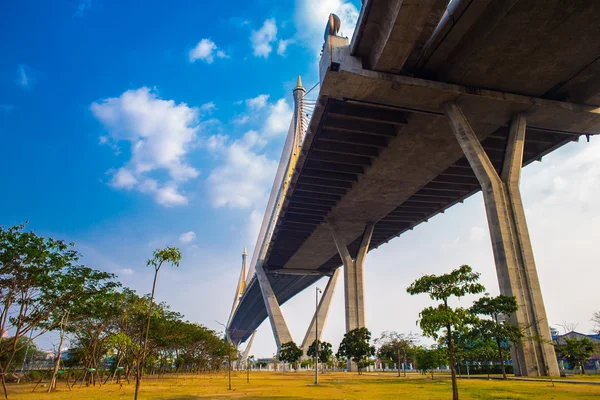 Ring Road e Bhumibol Bridge no céu azul — Fotografia de Stock