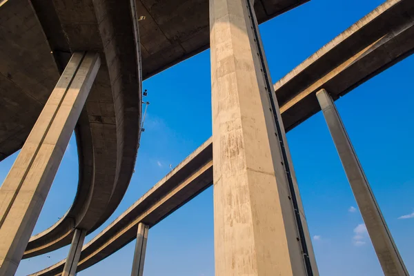 Ring Road e Bhumibol Bridge no céu azul — Fotografia de Stock