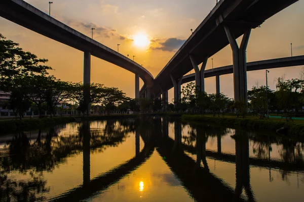 Ponte Bhumibol, a Ponte Anel Industrial ao entardecer — Fotografia de Stock