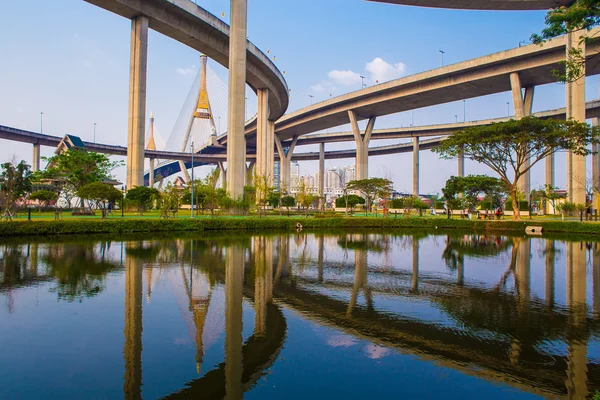 Bhumibol-Brücke, die Industrieringbrücke oder Mega-Brücke — Stockfoto