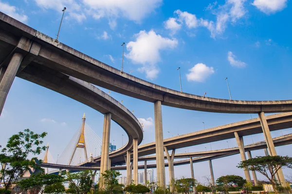 Ring Road e Bhumibol Bridge no céu azul — Fotografia de Stock