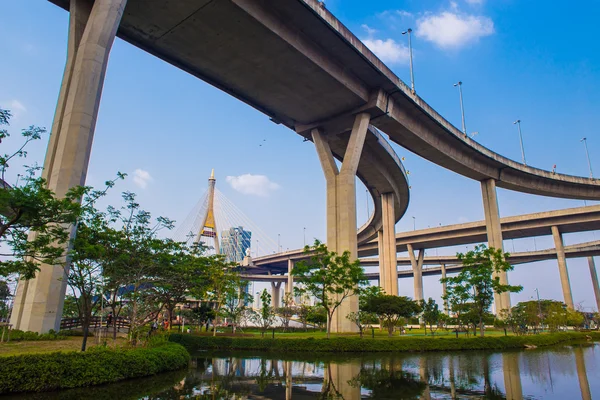 Rodovia de concreto viaduto Ponte Bhumibol na Tailândia — Fotografia de Stock