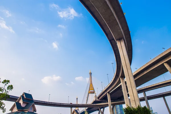 Ring Road e Bhumibol Bridge no céu azul — Fotografia de Stock