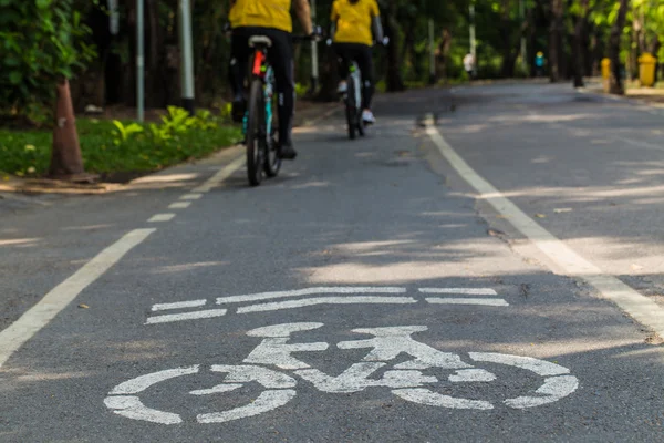 Cyklista v bike lane — Stock fotografie