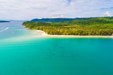 Beyaz kumsalda deniz dalgaları güneşli yaz tatili hava manzarası