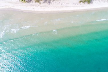 Beyaz kumsalda deniz dalgaları güneşli yaz tatili hava manzarası