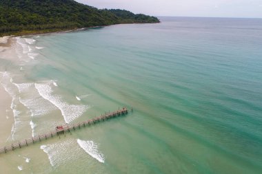 Hava manzaralı beyaz snad plaj dalgası turkuaz su yaz tatili konsepti