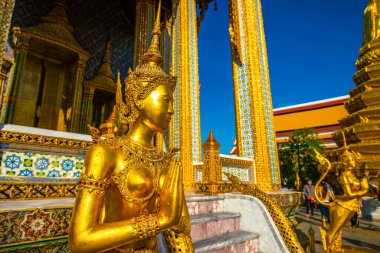 WAT PHRA Zümrüt Buddha Tapınağı mavi gökyüzüne karşı Tayland 'da ünlü bir turizm merkezi ve simgesidir..