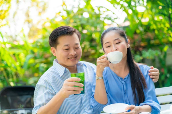 Retraite Couple Aîné Prenant Café Pain Grillé Dans Jardin Matin — Photo