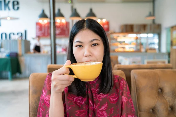 Όμορφη Ασιατική Freelance Γυναίκες Κατέχουν Φλιτζάνι Καφέ Εργασίας Φορητό Υπολογιστή — Φωτογραφία Αρχείου