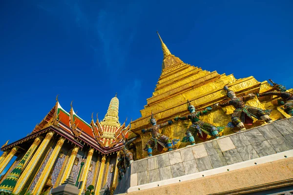 Wat Phra Kaew蓝天翡翠佛寺是泰国的旅游胜地和著名的地标 — 图库照片