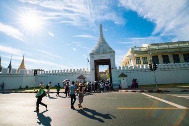 Bangkok, Tayland 2 Ocak 2019: Zümrüt Buddha Tapınağı 'nı ziyaret eden turistler veya Wat Phra kaew sabah güneşi