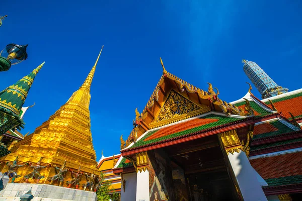 Wat Phra Kaew蓝天翡翠佛寺是泰国的旅游胜地和著名的地标 — 图库照片