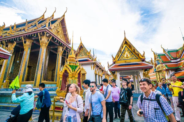 2019年1月2日タイ バンコク エメラルド仏またはワット カイュー朝の日の出の寺院を訪れる観光客 — ストック写真