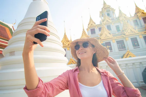 Las Mujeres Turísticas Toman Fotos Teléfonos Inteligentes Selfie Templo Buddha — Foto de Stock