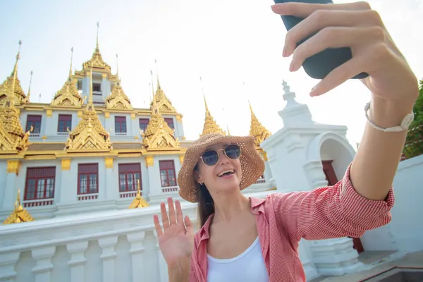 관광객들이 Selfie 스마트폰 사진을 Bangkok Thailannd 사원에서 — 스톡 사진