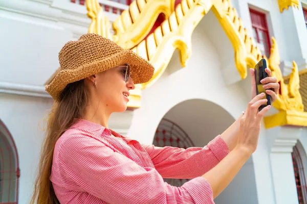 Туристические Женщины Делают Селфи Смартфон Фото Путешествия Храме Будды Бангкоке — стоковое фото