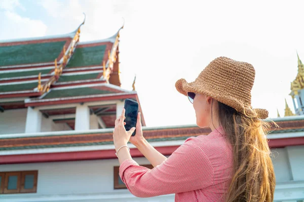 Туристические Женщины Делают Селфи Смартфон Фото Путешествия Храме Будды Бангкоке — стоковое фото
