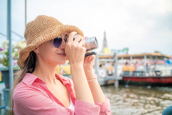 Beautiful Tourist Women Camera Take Photo While Travel Bangkok City — Stock Photo, Image