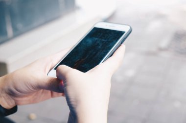 Kadınlar şehir dışı iş iletişimi için akıllı telefon kullanıyor.