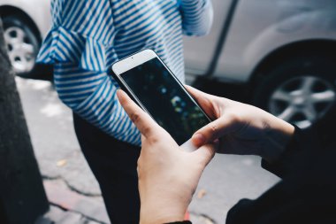 Kadınlar şehir dışı iş iletişimi için akıllı telefon kullanıyor.