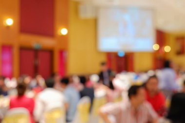 Bulanık insanlar düğün töreninde, yemek salonunda, balo salonunda...