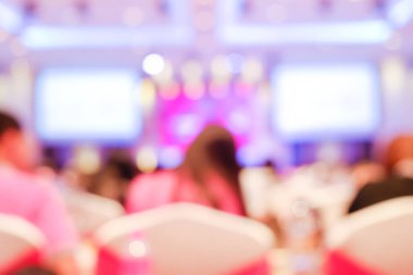 Soyut bulanık insanlar seminer odasında monitörle hastalanıyor