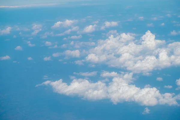 Μπλε Ουρανό Φόντο Μικροσκοπικά Σύννεφα Από Αεροπλάνο Φόντο Της Φύσης — Φωτογραφία Αρχείου