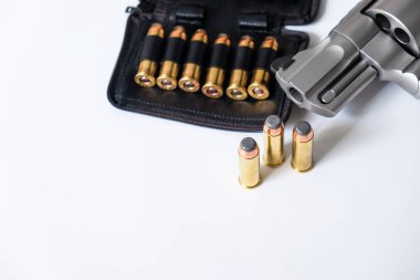 .44 magnum revolver tabancası, beyaz arka plan savunma kavramında kurşun.