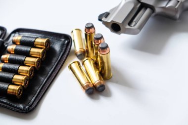 .44 magnum revolver tabancası, beyaz arka plan savunma kavramında kurşun.