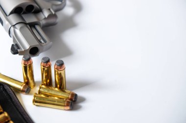 .44 magnum revolver tabancası, beyaz arka plan savunma kavramında kurşun.