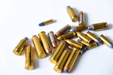 44 'lük magnum 9mm' lik ve 45 'lik tabanca mermileri beyaz arka plan suç kavramına ait.