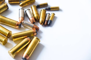 44 'lük magnum 9mm' lik ve 45 'lik tabanca mermileri beyaz arka plan suç kavramına ait.
