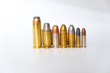 44 'lük magnum 9mm' lik ve 45 'lik tabanca mermileri beyaz arka plan suç kavramına ait.