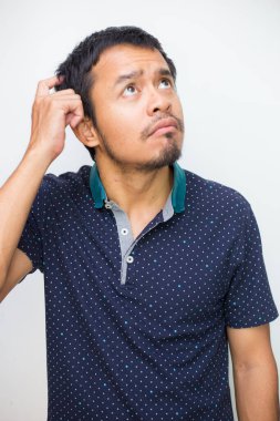 Yakışıklı sakallı genç Asyalı düşünceli bir adamın portresi beyaz arka planda izole edilmiş.