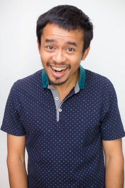 Yakışıklı sakallı genç Asyalı düşünceli bir adamın portresi beyaz arka planda izole edilmiş.