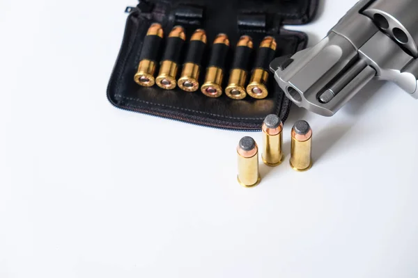 Magnum Revolver Pistole Mit Kugel Auf Weißem Hintergrund Selbstverteidigungskonzept — Stockfoto
