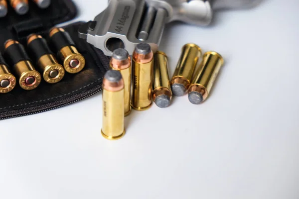 Magnum Revolver Pisztoly Golyó Fehér Háttér Önvédelmi Koncepció — Stock Fotó