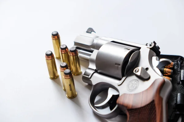 Pistola Revólver Magnum Com Bala Fundo Branco Conceito Auto Defesa — Fotografia de Stock
