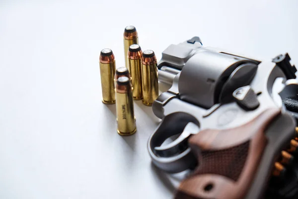 Pistola Revolver Magnum Con Bala Sobre Fondo Blanco Concepto Autodefensa — Foto de Stock