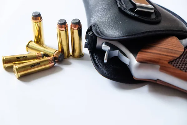 Pistola Revolver Magnum Con Bala Sobre Fondo Blanco Concepto Autodefensa — Foto de Stock