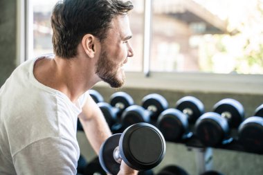 Sağlık görevlileri spor salonunda ağırlığı kaldırıyor. Sağlıklı yaşam tarzı.