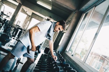 Sağlık görevlileri spor salonunda ağırlığı kaldırıyor. Sağlıklı yaşam tarzı.