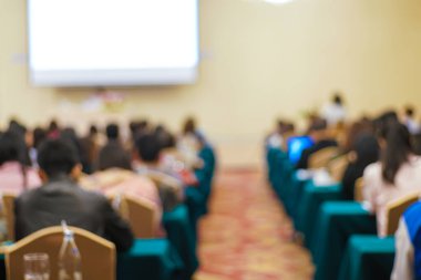Bir grup insan otel odası iş toplantısında seminer veriyor.