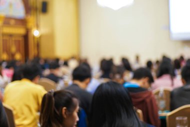 Bir grup insan otel odası iş toplantısında seminer veriyor.