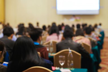 Bulanık insanlar otel iş geçmişindeki iş seminer odasında oturuyorlar.